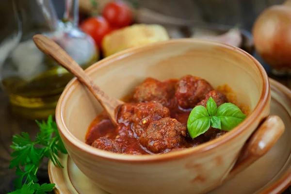Italiaanse keuken - vlees ballen met basilicum — Stockfoto