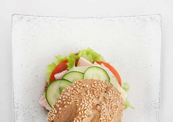 Délicieux sandwich jambon, fromage et salami — Photo