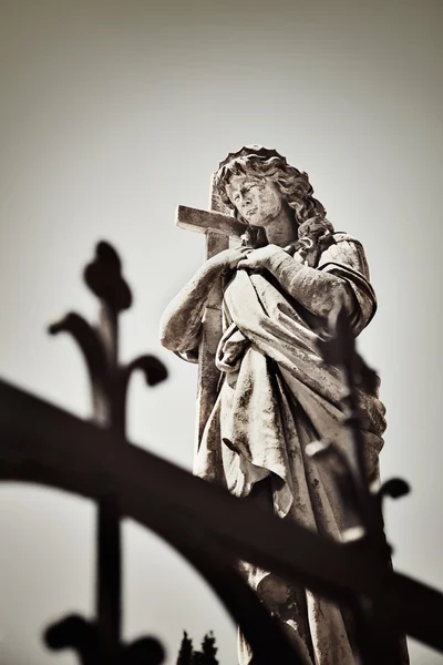 Estátua religiosa no antigo cemitério — Fotografia de Stock