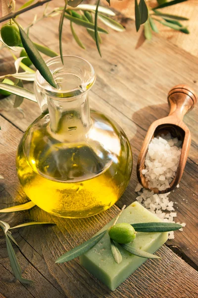 Natuurlijke wellness instelling met olijfproducten — Stockfoto