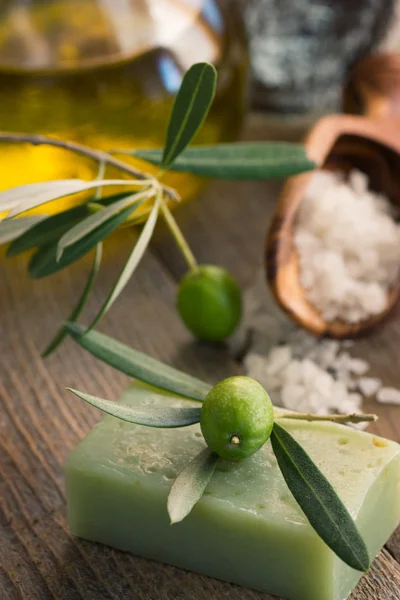Ambiente de spa natural com produtos de oliva — Fotografia de Stock