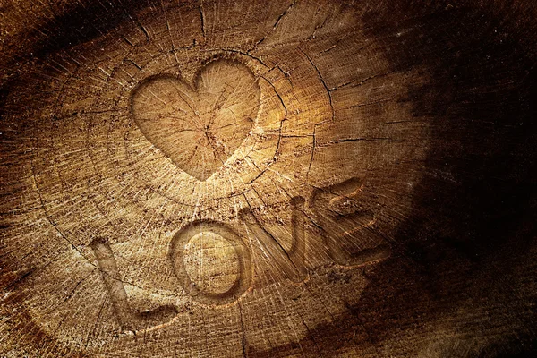 Текст любви на деревянном фоне — стоковое фото