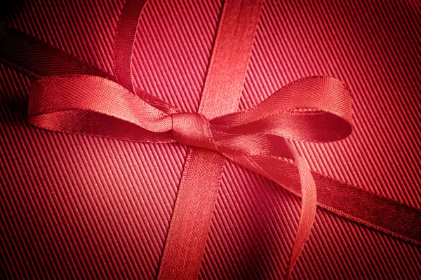 Red bow on present — Stock Photo, Image