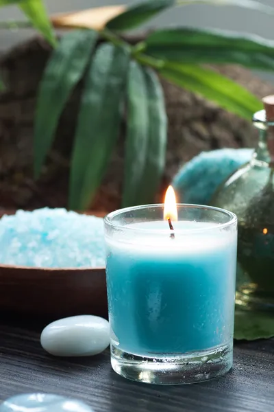 Cadre spa avec sel de bain et bougies — Photo