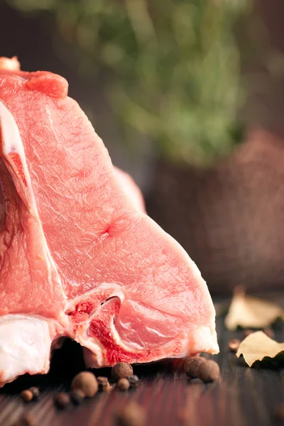 Rått kött med grönsaker — Stockfoto