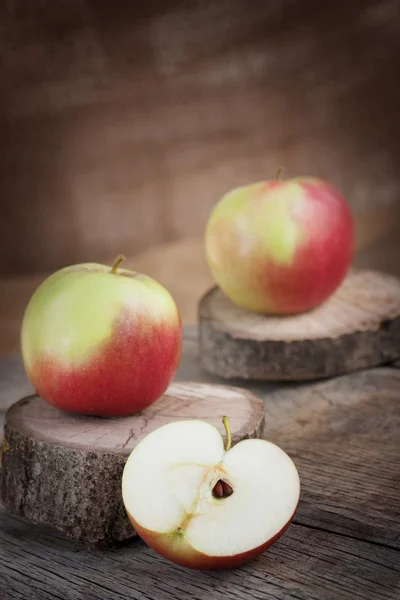 Ahşap üzerine elma — Stok fotoğraf