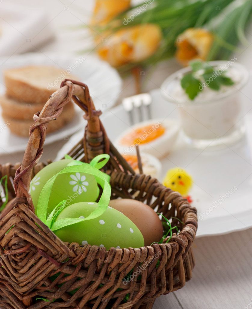 Petit déjeuner traditionnel de Pâques image libre de droit par mythja ...