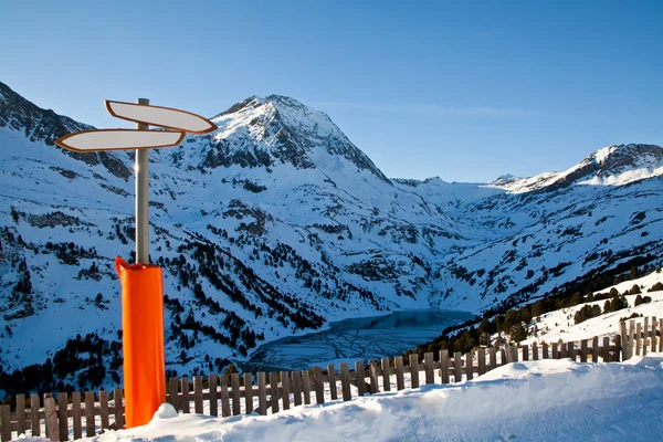 Montagne alpine con un puntatore al primo piano — Foto Stock