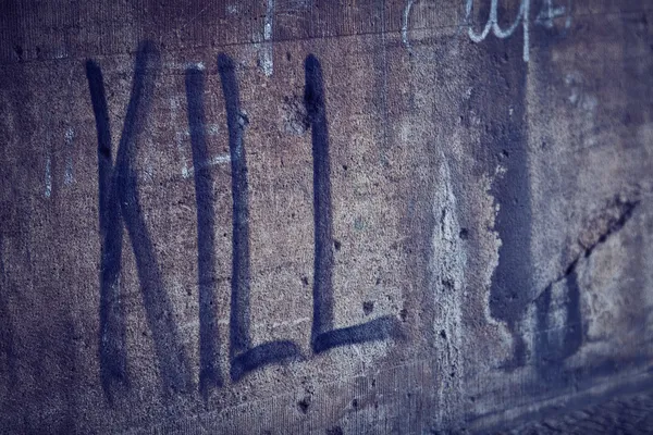 Kill Spray Lettering in a Grunge Wall — Stock Photo, Image
