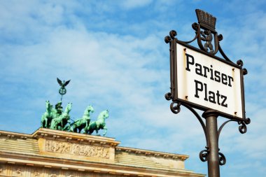 Pariser Platz'a işareti ve brandenburg kapısı, berlin