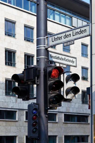 Feux de circulation et panneaux Berlin — Photo