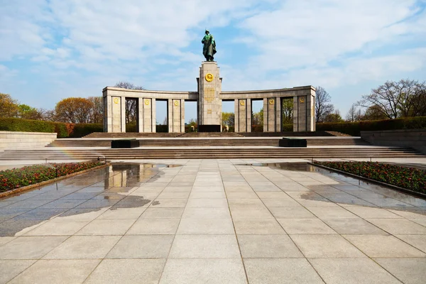O memorial soviético no Tiergarten, para homenagear o vermelho caído A — Fotografia de Stock