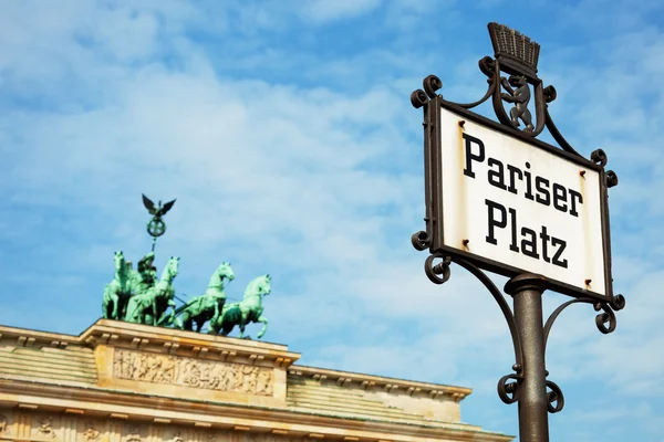 Pariser platz teken en de deelstaat brandenburg gate, Berlijn — Stockfoto