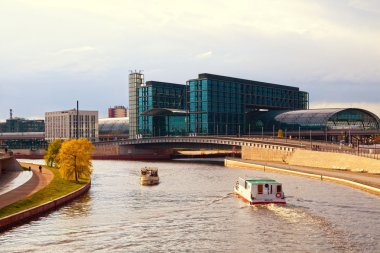 Berlin Hauptbahnhof? Batı ve