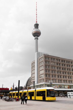 tramvay alexanderplatz tv Kulesi arka içinde