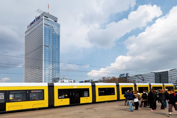 Трамвай на Александерплац с телебашней в задней части — стоковое фото