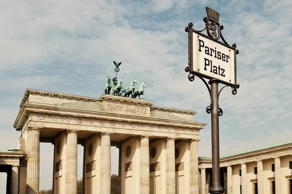 Pariser Platz Sign e Portão de Brandeburgo — Fotografia de Stock