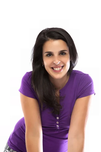 Молода жінка посміхається з фіолетовою футболкою — стокове фото