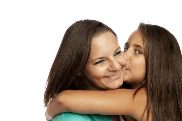 Meisje omhelzen en kussen van haar moeder — Stockfoto