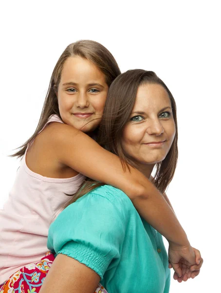 Маленькая девочка обнимает свою мать — стоковое фото