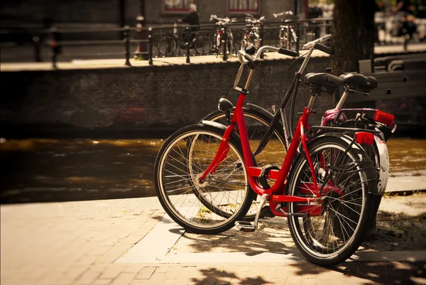 Schilderachtige fiets in een Amsterdamse gracht — Stockfoto