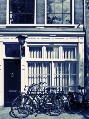 bycicles amsterdam sokaklarında