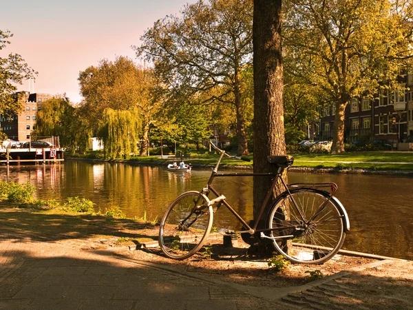 Natursköna cykel i en av Amsterdams kanaler — Stockfoto