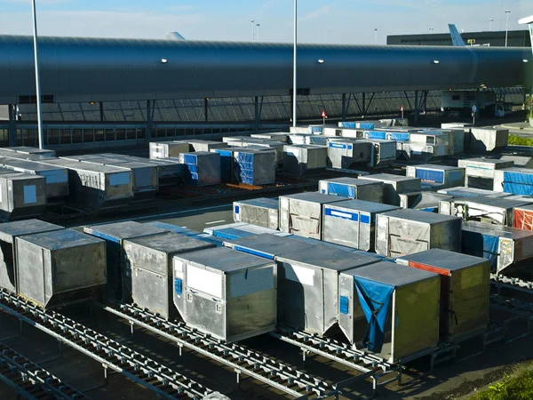 Luchthaven cargo containers — Stockfoto