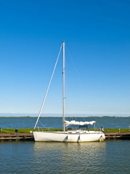 Ormeggiato Barca a vela nel molo di Marken, Paesi Bassi — Foto Stock