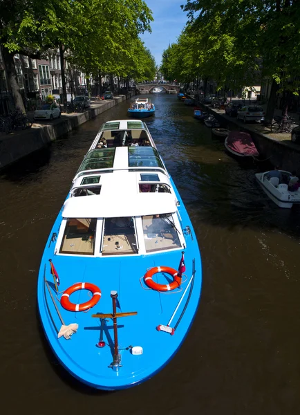 Toeristische cruise in Amsterdamse gracht — Stockfoto