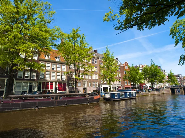 Дом Лодки в канале Амстердама — стоковое фото