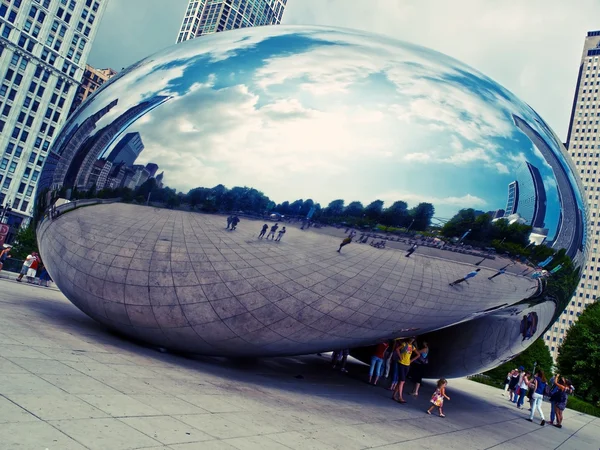 Chicago, EUA - 24 de agosto de 2010: Turistas visitando The Bean (Clou — Fotografia de Stock