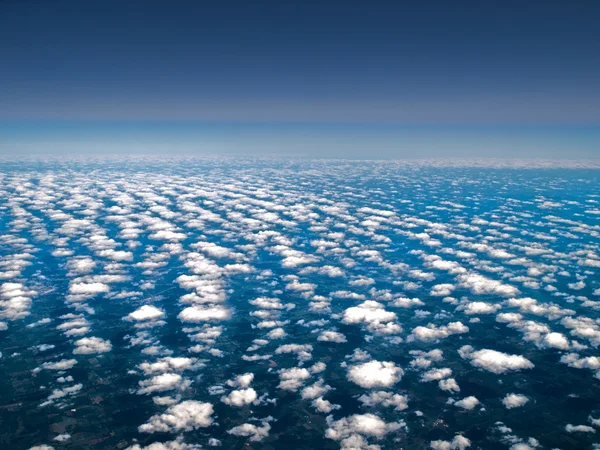Wolkenlandschaft mit tiefblauen Farben — Stockfoto