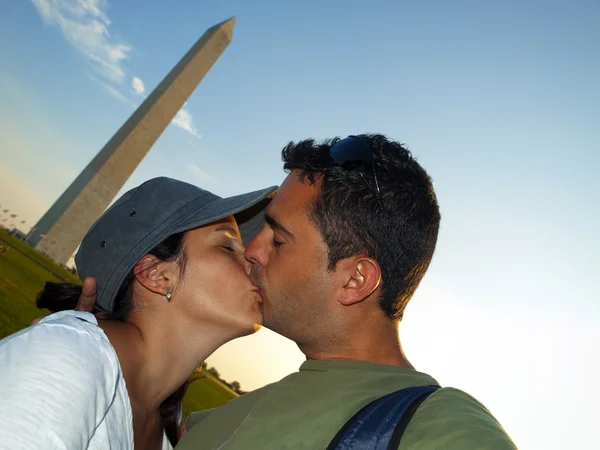 Pareja besándose frente al Monumento a Washington — Foto de Stock