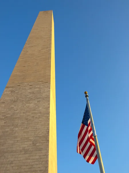 Σημαία των ΗΠΑ στην το μνημείο της Ουάσιγκτον — Φωτογραφία Αρχείου