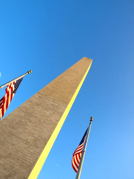 Vlajka USA v Washingtonův monument — Stock fotografie