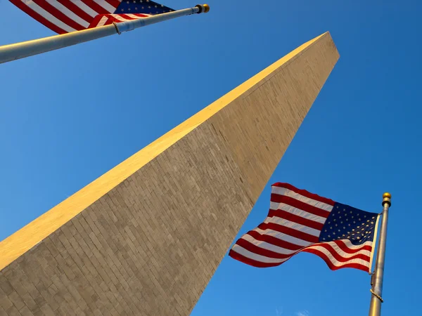 Washington Anıtı, ABD bayrakları — Stok fotoğraf