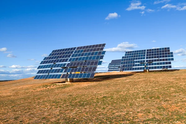 Solární stanice v venkovská krajina — Stock fotografie