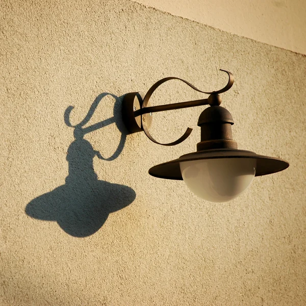 Lâmpada de rua retro com sombra — Fotografia de Stock
