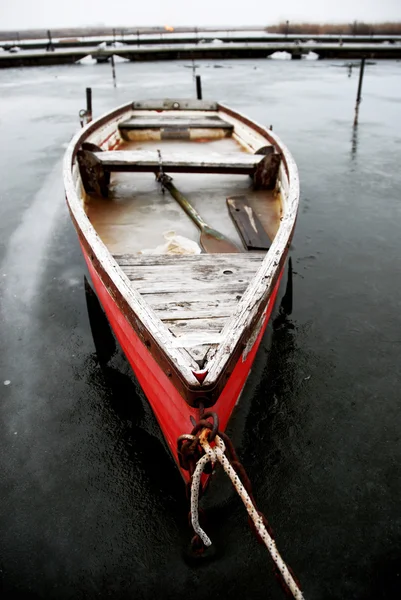 Красная лодка в порту — стоковое фото