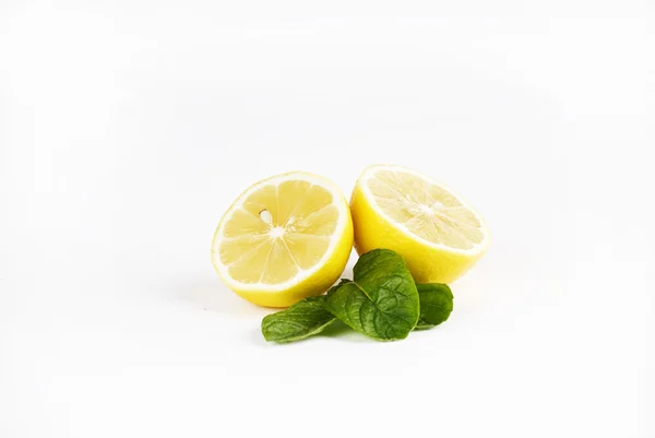 Mitades de limón aisladas en blanco —  Fotos de Stock