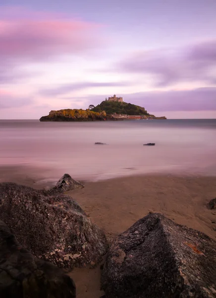 St. Michaels Mount with rocks at dusk, Cornwall, England — Stock Photo, Image