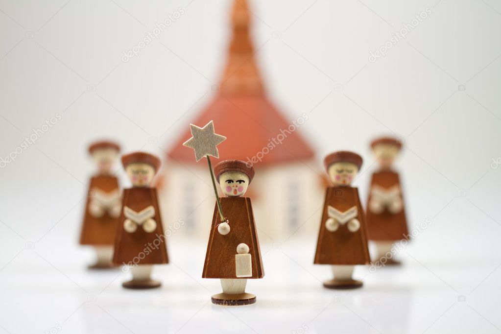 Handcrafted Carolers with white background, produced in Erz Mountains, Germ