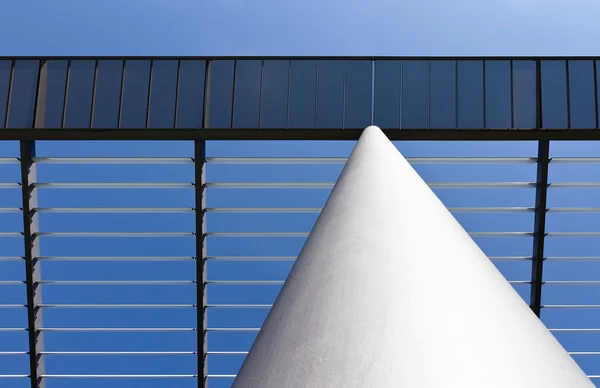 Vita kolumnen och tak av stål med ljus och skuggor — Stockfoto
