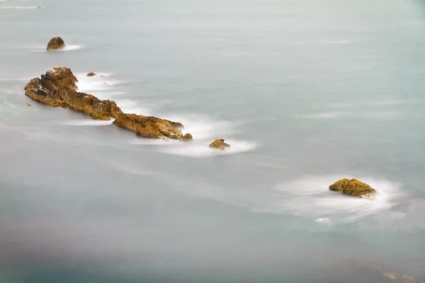 Felsen mit krachenden Wellen an der jurassischen Küste, England, Großbritannien — Stockfoto