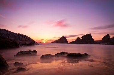 Mor gökyüzü, cornwall, İngiltere ile gün batımında bedruthan adımlar