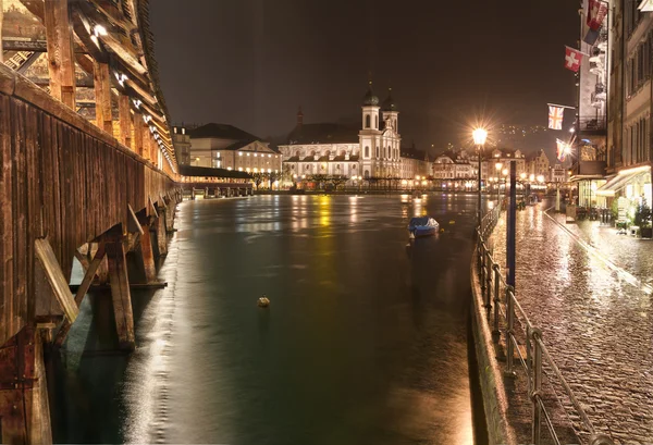 Puente de la Capilla (Kappelbrücke) con la Iglesia Jesuita en la noche, Lucerna, Suiza — Foto de Stock