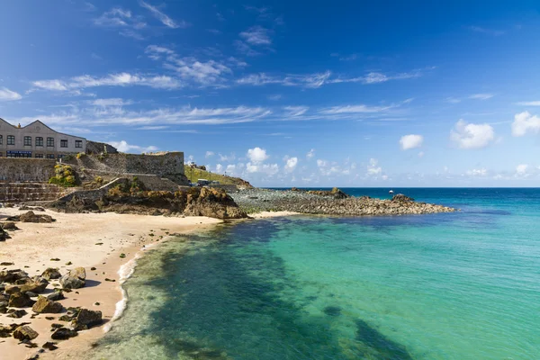 Beach in St. Ives with blue sky, Cornwall, England — Stock Photo, Image