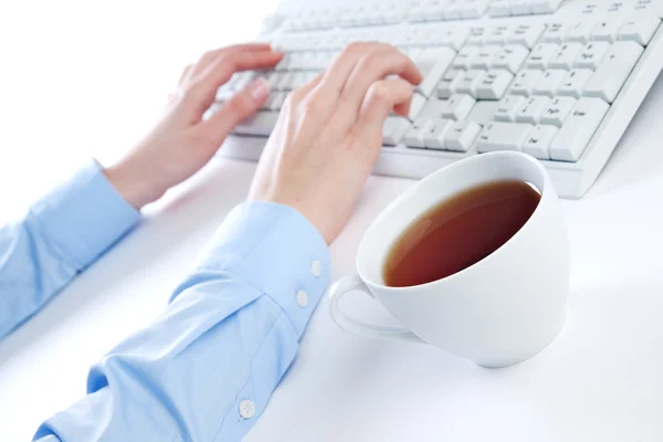 Keyboard and cup of tea — Stock Photo, Image