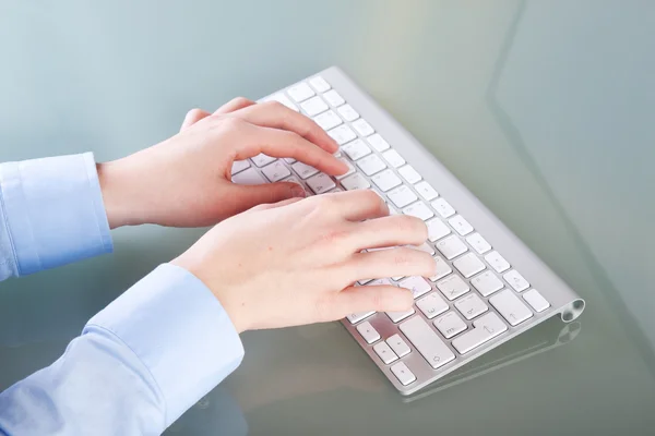 Young woman typing — Stock Photo, Image